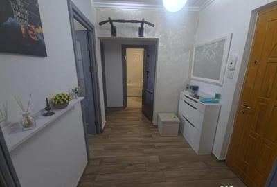 Apartament cu 2 camere decomandat în CET - 6