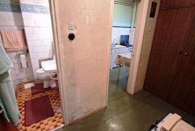 Titan Metrou 2 camere decomandat etaj 1 - 12