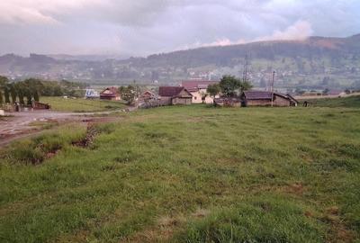 Teren de 2421 mp, în Est