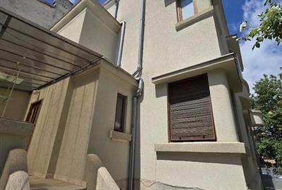 Casă individuală cu 7 camere cu Canalizare în Dorobanți - 1