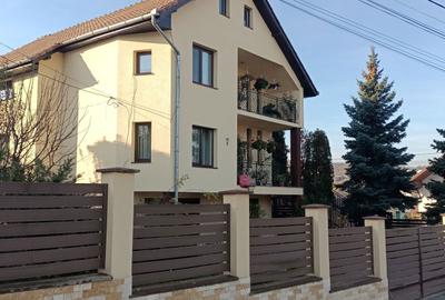 Casă cu 4 camere cu Teren 10 Mp în Central - 2