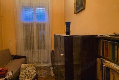 Vand ap 2 camere si dep, ultracentral , la curte comuna , 3 geamuri front stradal , reabilitata ext - 2