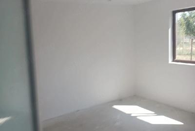 Casă cu Teren 385 Mp în Pecineaga - 2