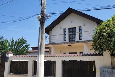 Casă individuală cu 5 camere cu Canalizare în Est