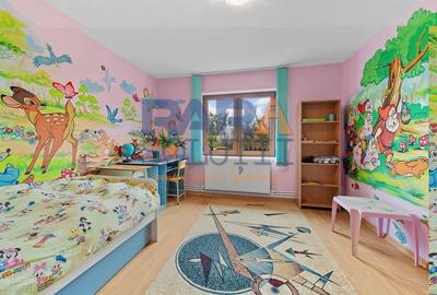 Vilă cu 6 dormitoare, 2 garaje, anexe multiple - 2076 mp teren - 4