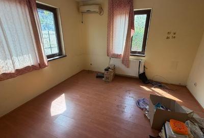 Casă individuală cu 7 camere cu Teren 310 Mp în Est - 2