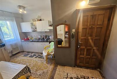 Apartament cu 2 camere semidecomandat în Micro I - 10