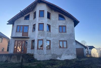 Casa la rosu, central, Radauti - 2