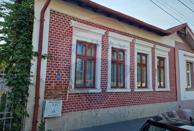 Casa / Vila 4 camere , Teren 809 mp , str. Sf. Apostoli - 2