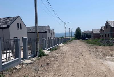Casă cu 4 camere în Aroneanu