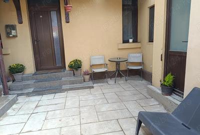 Inchiriez ?i in regim hotelier apartament 2 camere decomandat ?i curte proprie - 1