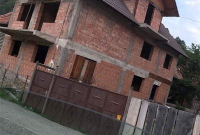 Casă cu 5 camere cu Teren 269 Mp în Poiana Mărului - 1