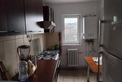Apartament cu 3 camere, zona Baza 3 - 1