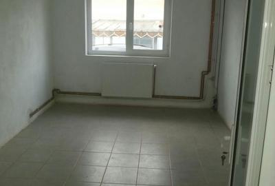 Casă cu 4 camere cu Teren 2000 Mp în Văleni - 2