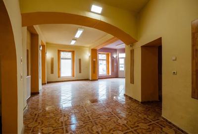 Spațiu comercial, de 400 mp, în Central - 3