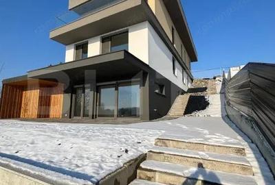 Casă cu 8 camere cu Teren 860 Mp în Central