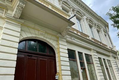 Clădire Istorică de 2400 mp la Kilometrul 0 - 3