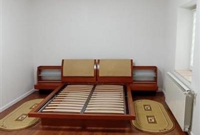 Apartament cu 3 camere decomandat în P-ța Unirii