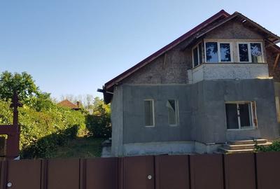 Casă cu 4 camere decomandat în Bănești - 1