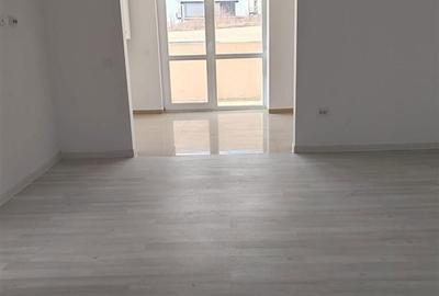 Apartament cu 3 camere semidecomandat în Pădureni - 2