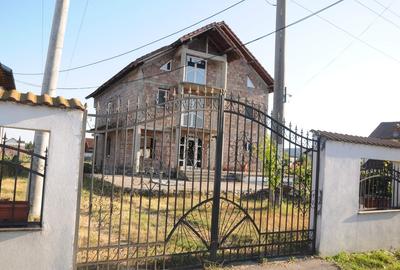 Casă cu 10 camere cu Teren 1500 Mp în Central