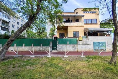 Casă cu 7 camere cu Teren 600 Mp în Central - 1