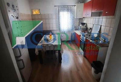 Apartament cu 3 camere decomandat, mobilat în Aradului