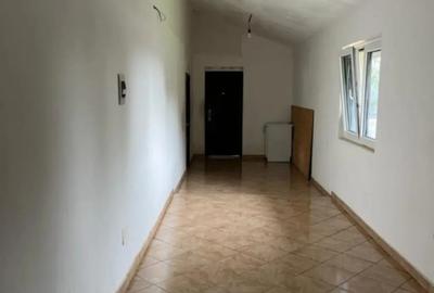 Casă cu 3 camere cu Teren 900 Mp în Central - 1