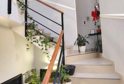 Casă cu 10 camere cu Canalizare în Parcul Carol - 6