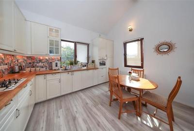 Vila cocheta, facilitati valoroase, strada asfaltata, intimitate: Tur LIVE! Vila cocheta, facilitati valoroase, strada asfaltata, intimitate: Tur LIVE! - 52