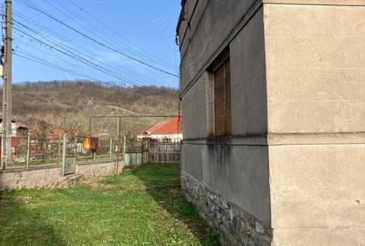 Casă cu 4 camere cu Teren 2054 Mp în Geoagiu - 1