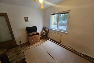 Apartament cu 3 camere decomandat, mobilat în Micro IV - 26