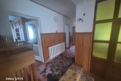 Casă cu 6 camere cu Canalizare în Exterior Est - 4