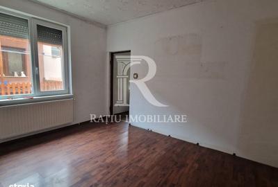 Casă cu 3 camere decomandat cu Teren 11 Mp în Central - 11