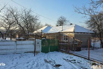 Casă cu 3 camere în Poarta Albă