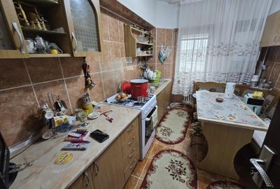 Apartament cu 5 camere decomandat în Baza 3 - 3