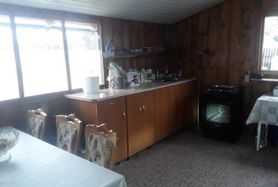 Casa situata  la poalele dealurilor subcarpatice in zona pomicola. - 12