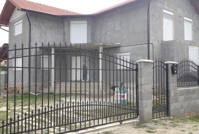 Casă cu 4 camere în Central - 2