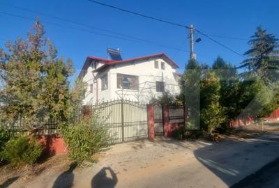 Casă cu 7 camere cu Teren 1600 Mp în Cocorăștii Colț - 1