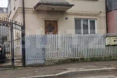 Casă cu 3 camere cu Teren 125 Mp în Central - 1