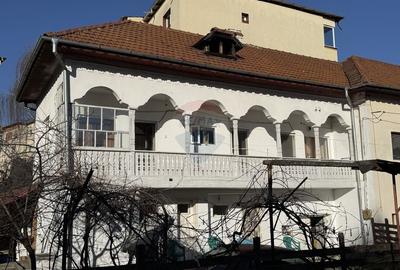 Casă cu 5 camere cu Teren 232 Mp în Central - 1