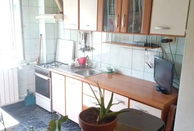 Vand apartament 3 camere semidecomandat 67 mp. - 2