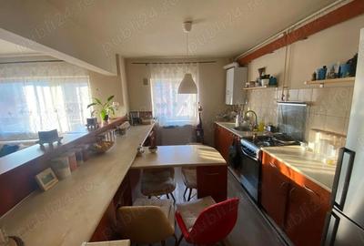 Apartament cu 4 camere decomandat în Petros - 1