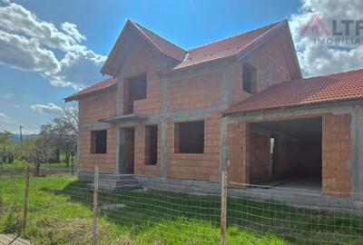 COMISION 0! Casa cu 5 camere la rosu de vanzare in Cristian