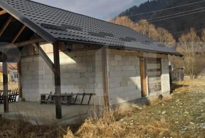 Casă cu 4 camere cu Teren 2460 Mp în Central - 2