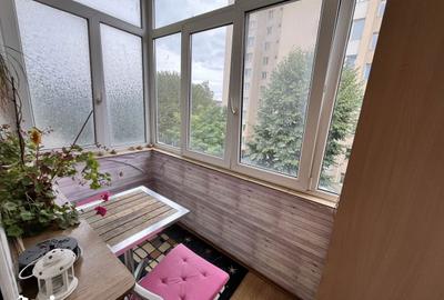Apartament cu 3 camere semidecomandat, mobilat în Tractorul - 2
