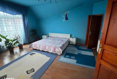 Casă cu 8 camere cu Teren 1000 Mp în Nufărul