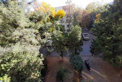 Apartament cu 3 camere decomandat în Drumul Taberei