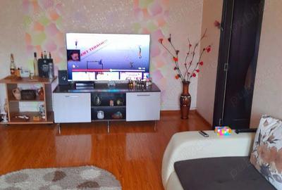 Apartament 3 camere de vanzare ! Independentei etaj 1 Petro?ani - 1