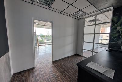 Spațiu comercial, de 40 mp, în Central - 4
